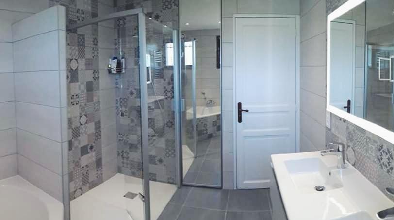 salle de bain pmr près de Bellignat